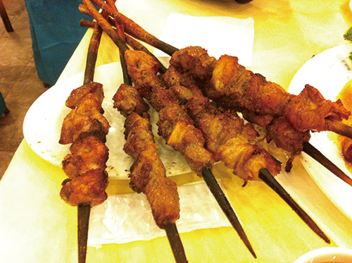Jumbo_kebab_at_Xinjiang_Restaurant_credit-N509FZ-Wikimedia-Commons