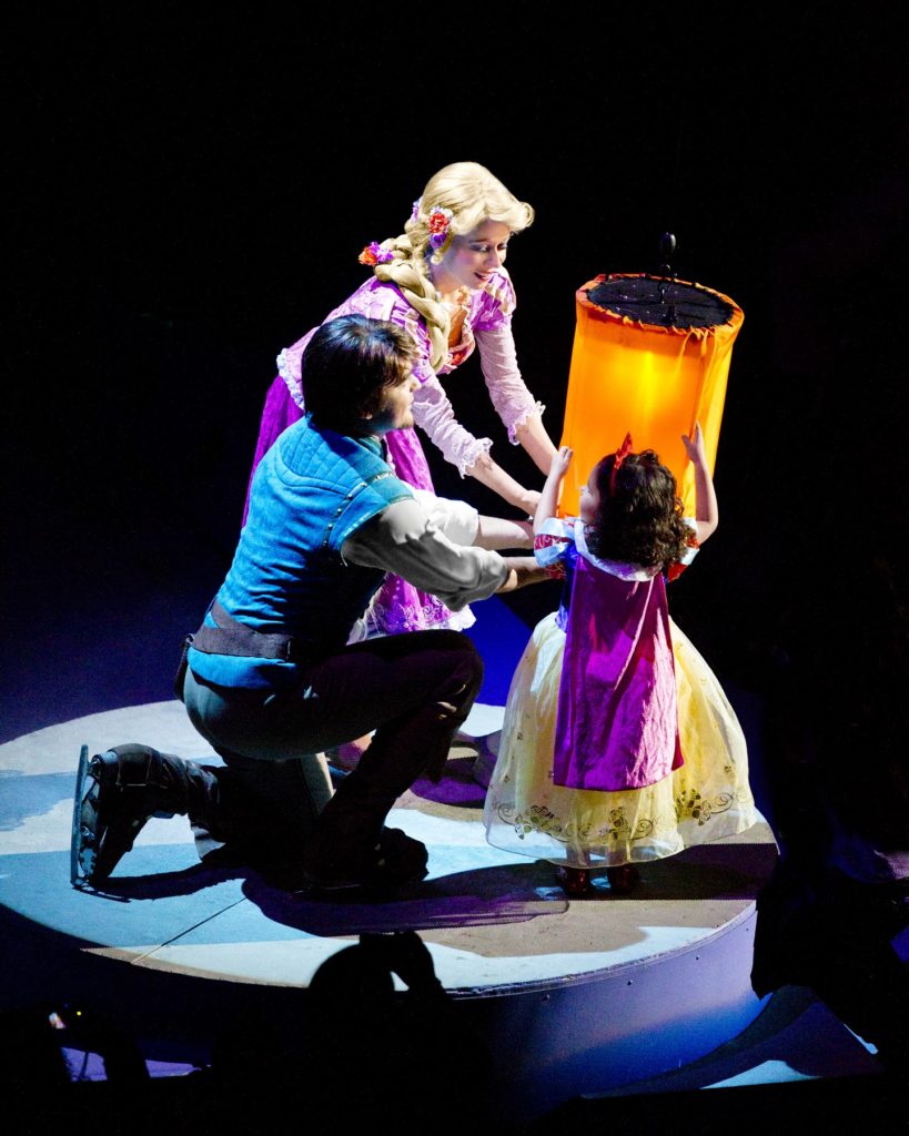 Rapunzel and Flynn Lantern Launch 乐佩和弗林放天灯