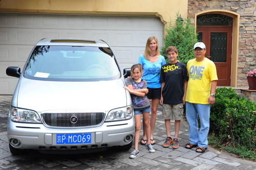 From left: Quinn (8), Tracy, and Bryce Zavodnick (13) with their driver, Peter Hou