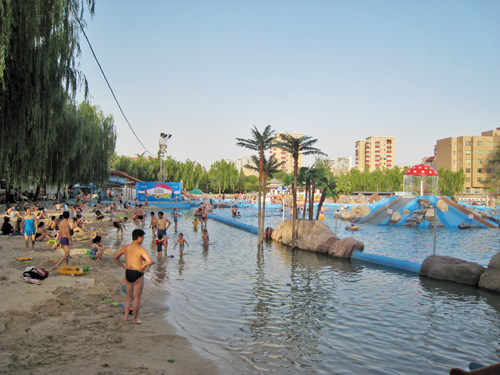 Tuanjiehu Park’s beach pool has a kiddie area and small slides