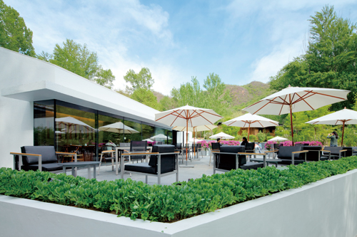 The cafe by the pool