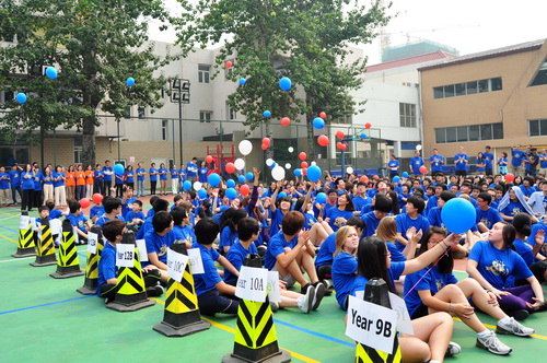 YCIS Beijing students release balloons to commemorate the school's 80th anniversary