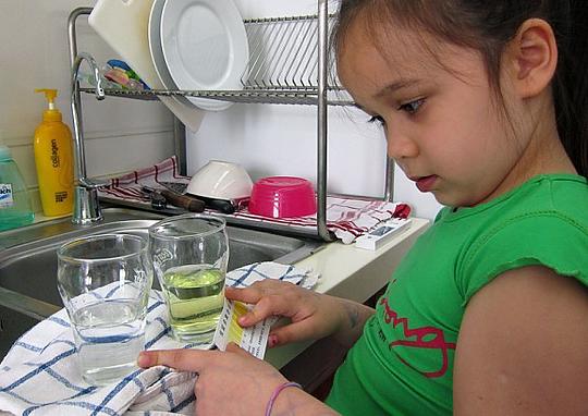 Reina compares the chlorine content between the tap and filtered water (filtered on the left)