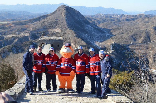 Curtis Dracz, former players Gaston Gingras, Steve Shutt, Canadiens mascot, Patrice Brisebois, Mathieu Dandenault and Johnny Wu on the Great Wall