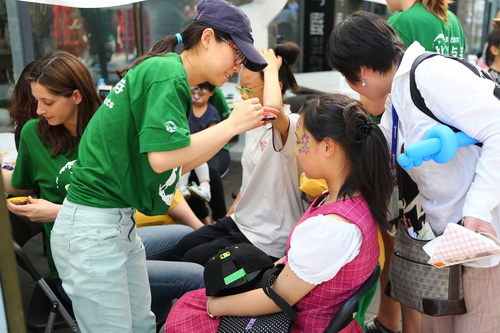 Ladies at the Roots and Shoots were the masters of face painting