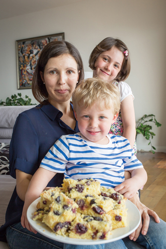 From Left: Nadja, Alicia (5), and Valentin Kammerer (2) with fresh-baked cherry crumble cake