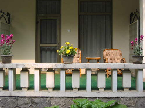 A room's patio at the Guesthouse. Image taken from www.bsbdm.com.cn