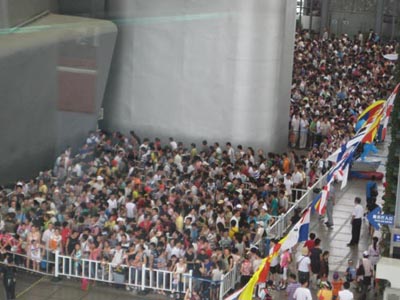 The crowd outside the China Maritime Pavilion at 9.30am. Photo by Jerry Chan