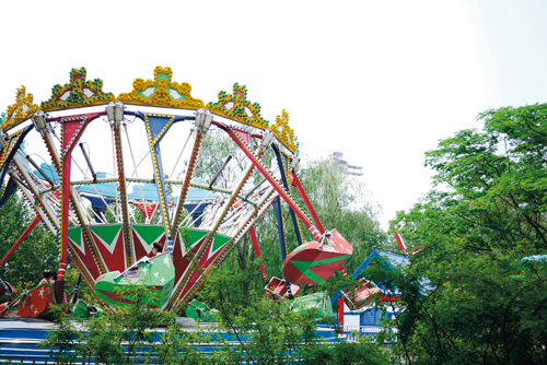 Take a ride at Chaoyang Park; photo by Judy Zhou