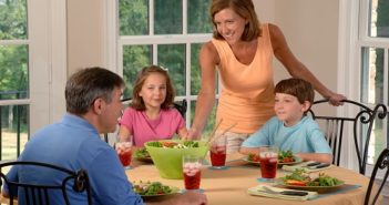 Family_eating_lunch__1_